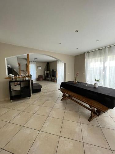 - un salon doté d'un billard dans l'établissement Maison Familiale, à Bidart