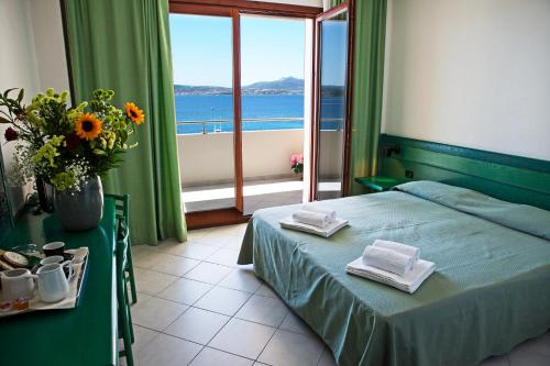 Postel nebo postele na pokoji v ubytování Hotel Miralonga