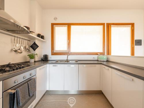 Η κουζίνα ή μικρή κουζίνα στο Eden Seaview Retreat