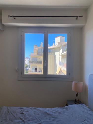 - une fenêtre donnant sur un bâtiment dans l'établissement Yafi Velasquez, à Cannes