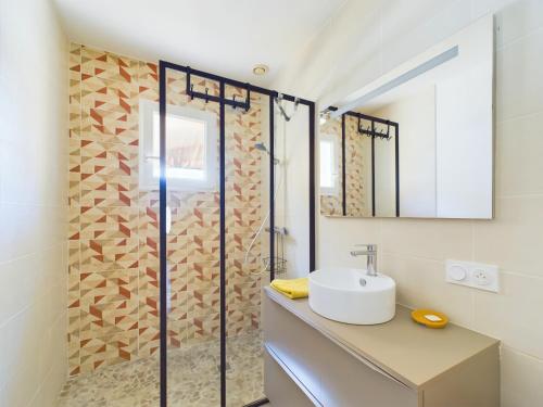 une salle de bain avec un lavabo et une douche dans l'établissement Maison au calme pour 6 avec jardin, à Notre-Dame-de-Riez