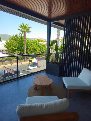 a living room with a table and a view of a street at Maye Residence in Gümbet