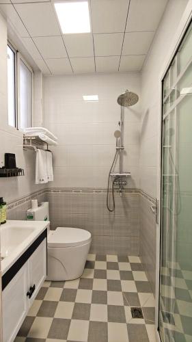 a bathroom with a shower and a toilet and a sink at Dali Vietian Guesthouse微甜 in Dali
