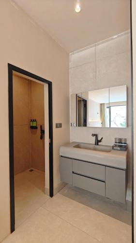 a bathroom with a sink and a mirror at Dali Vietian Guesthouse微甜 in Dali