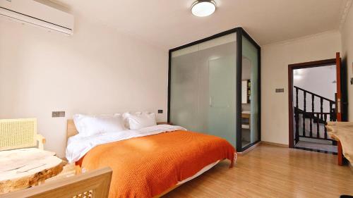 a bedroom with a bed and a large mirror at Dali Vietian Guesthouse微甜 in Dali