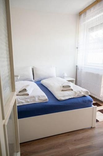 Ένα ή περισσότερα κρεβάτια σε δωμάτιο στο Balaton Apartment close to the beach