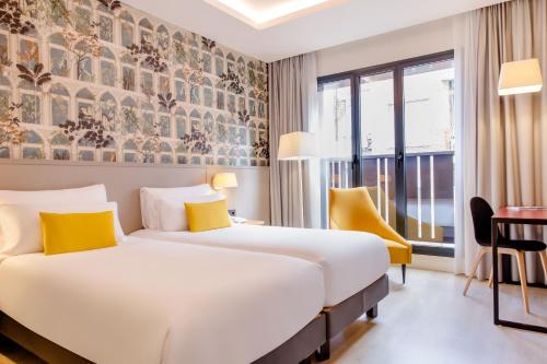 Postel nebo postele na pokoji v ubytování Motel One Madrid-Plaza de España
