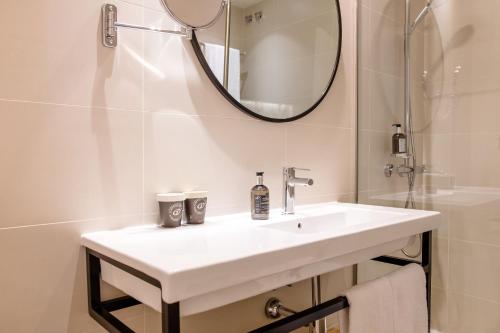 Koupelna v ubytování Motel One Madrid-Plaza de España