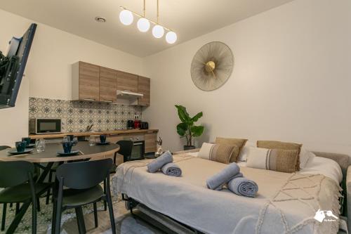 une chambre avec un lit et une table et une cuisine dans l'établissement MBA - Pétion Splendide Appart, à Paris