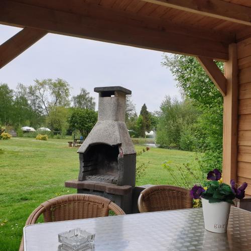 an outdoor oven sitting on top of a table at Iglo Bungalow 36 in Chaam