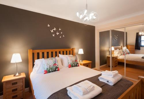 Un dormitorio con una cama con toallas. en Glasgow City Flats - Merchant City, en Glasgow