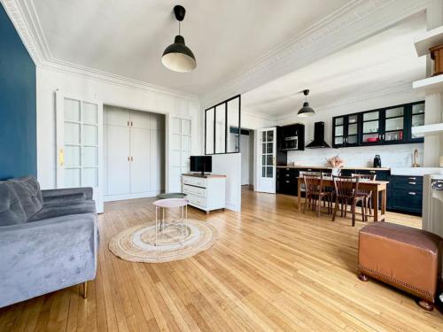un salon avec un canapé et une table dans l'établissement Charmant Appartement 3P - Paris 18, à Paris