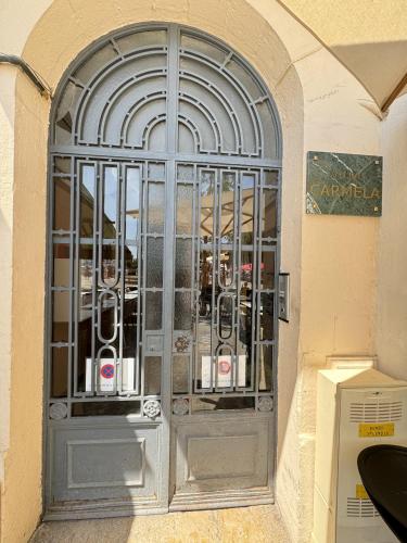 une porte avec une porte métallique dans un bâtiment dans l'établissement charmante suite vue mer villa Carmela, à Cannes