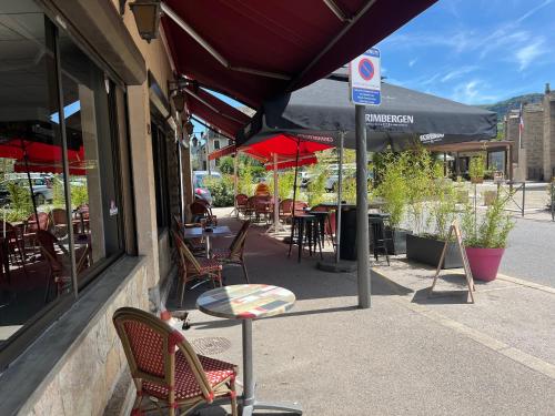 une table et des chaises assises à l'extérieur d'un restaurant dans l'établissement Urbain V, à Le Monastier