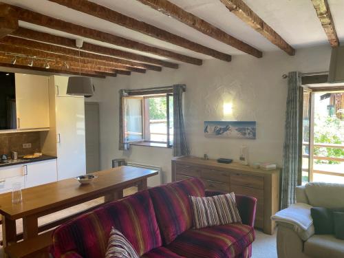 un salon avec un canapé et une table dans l'établissement Chalet Muguet - Centre of Village location!, à Les Allues