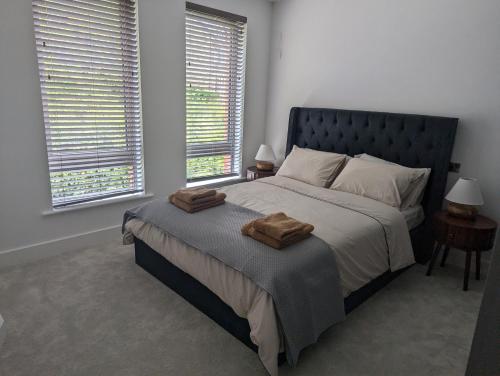 Ένα ή περισσότερα κρεβάτια σε δωμάτιο στο Luxury Harrogate City Centre Apartment with free parking