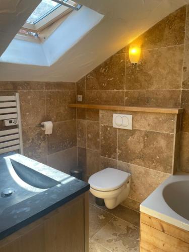un bagno con lavandino, WC e vasca di Chalet Muguet - Centre of Village location! a Les Allues