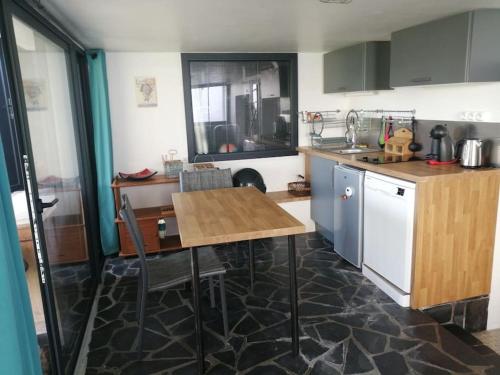 une cuisine avec une table et un comptoir dans l'établissement Le Moka, à Auray