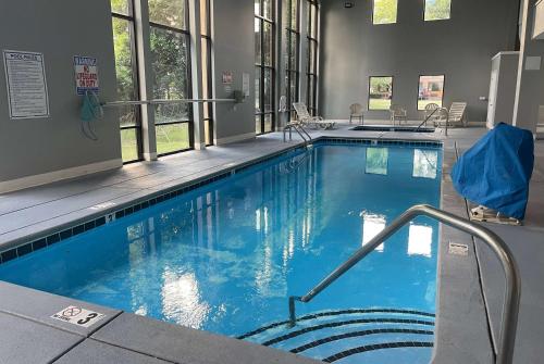 マーフリーズボロにあるDays Inn & Suites by Wyndham Murfreesboroの建物内の青い水の大きなプール