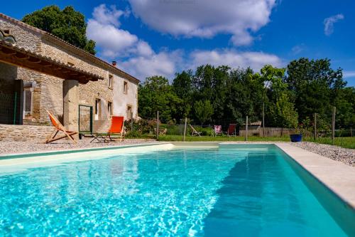 Gallery image of Le Petit Riousset, gîte à la campagne, piscine in Montvendre