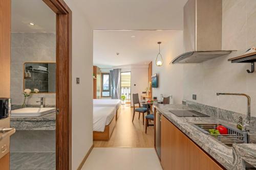Η κουζίνα ή μικρή κουζίνα στο VieLa Apartment Nha Trang