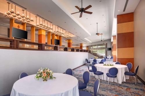 Hilton Baltimore Inner Harborにあるレストランまたは飲食店