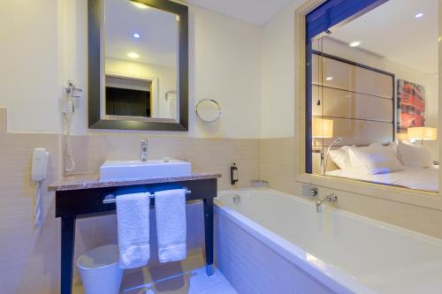 Koupelna v ubytování Pestana Chelsea Bridge Hotel & SPA