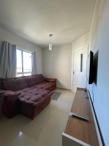 TV a/nebo společenská místnost v ubytování Apartamento de 2 quartos em condomínio com portaria 24h e localização excelente