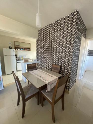 Kuchyň nebo kuchyňský kout v ubytování Apartamento de 2 quartos em condomínio com portaria 24h e localização excelente