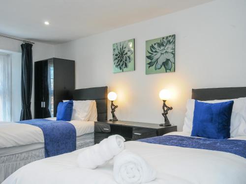 une chambre d'hôtel avec deux lits et deux lampes dans l'établissement Stone's Throw Cottage, à Launceston