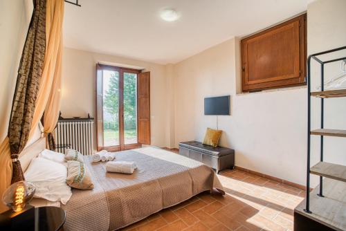 Postel nebo postele na pokoji v ubytování Nature's Haven Apartments in Renovated Farmhouse with Pool