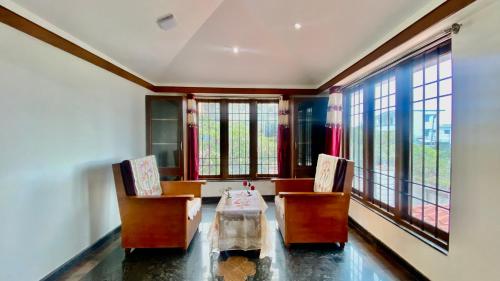 Area soggiorno di Willostays Alpine Mansion 6bhk