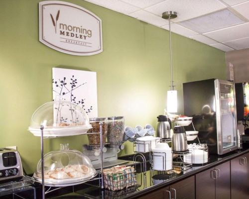 哥伦布Sleep Inn & Suites Near Columbus - State University Area的厨房里有一个柜台，上面放着一些食物