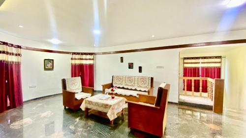 Area soggiorno di Willostays Alpine Mansion 6bhk