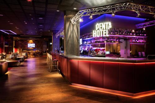雷丁pentahotel Reading的餐厅的酒吧,标有读书的标语