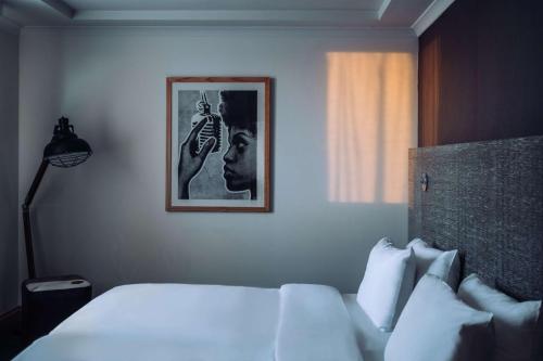 a bedroom with a bed with a picture on the wall at pentahotel Reading in Reading