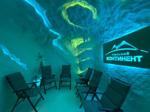 a room with a large aquarium with chairs in it at "Гірський Континент" Hotel Restaurant & SPA in Yablunytsya