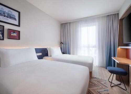 Postel nebo postele na pokoji v ubytování Hampton By Hilton Celle