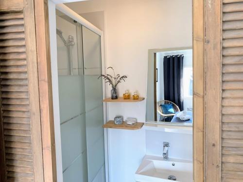 une salle de bain avec un lavabo et un miroir dans l'établissement Home Chic Home - Les Toits de l'Argenterie, à Montpellier