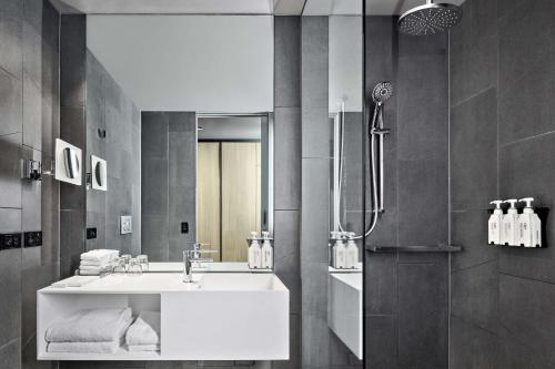 Vibe Hotel Melbourne Docklands Image