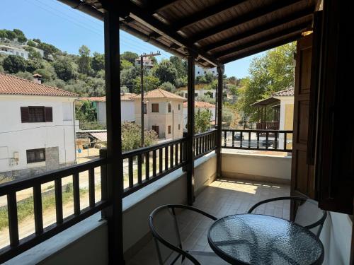 Balkoni atau teres di Tanias House