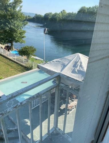 Fotografie z fotogalerie ubytování Villa Ibrahimagic with Pool & Private Beach on River v destinaci Bosanski Novi