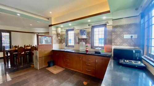 Cucina o angolo cottura di Willostays Alpine Mansion 6bhk