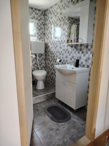 Bilik mandi di Apartman Dunav Plus deveti oktobar 22