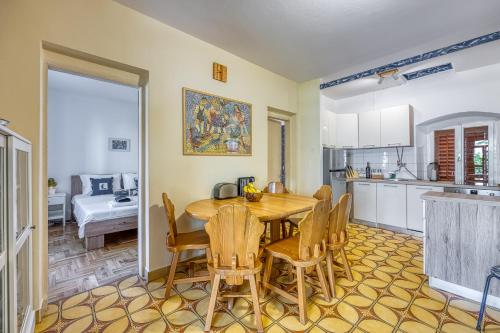 Old Bay Leave Town Apartment - Happy Rentals