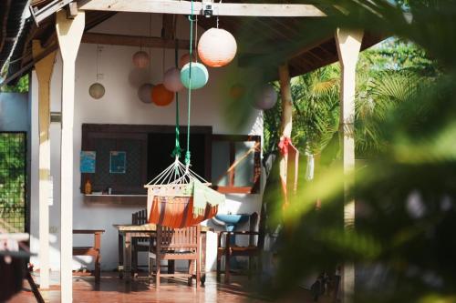 ein Haus mit einer Veranda mit einem Hängekorb in der Unterkunft Romance in Bay in Arugam Bay