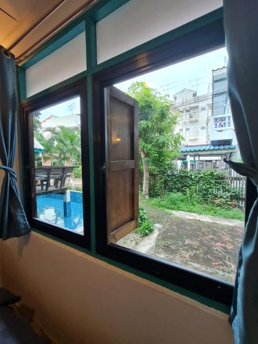Der Swimmingpool an oder in der Nähe von TepbunthomHouse Ayutthaya