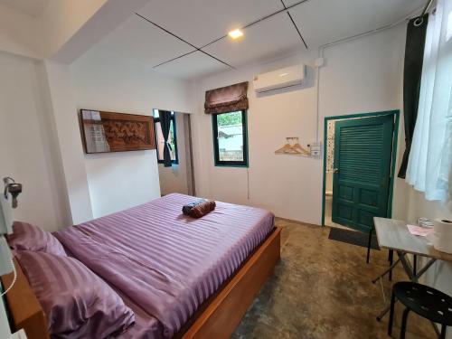 Ein Bett oder Betten in einem Zimmer der Unterkunft TepbunthomHouse Ayutthaya