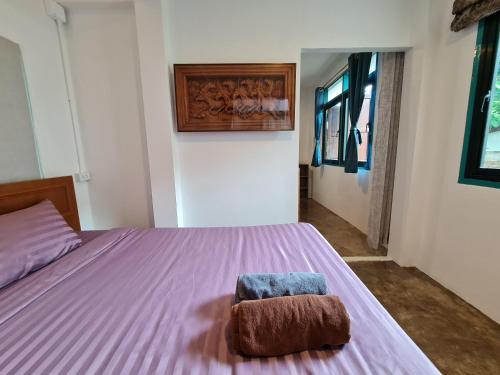 Ein Bett oder Betten in einem Zimmer der Unterkunft TepbunthomHouse Ayutthaya