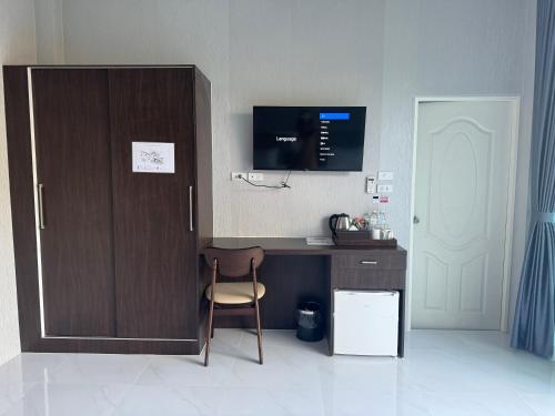 a room with a desk with a chair and a monitor at SeeView Resort (ซีวิว รีสอร์ต) in Ban Pak Nam